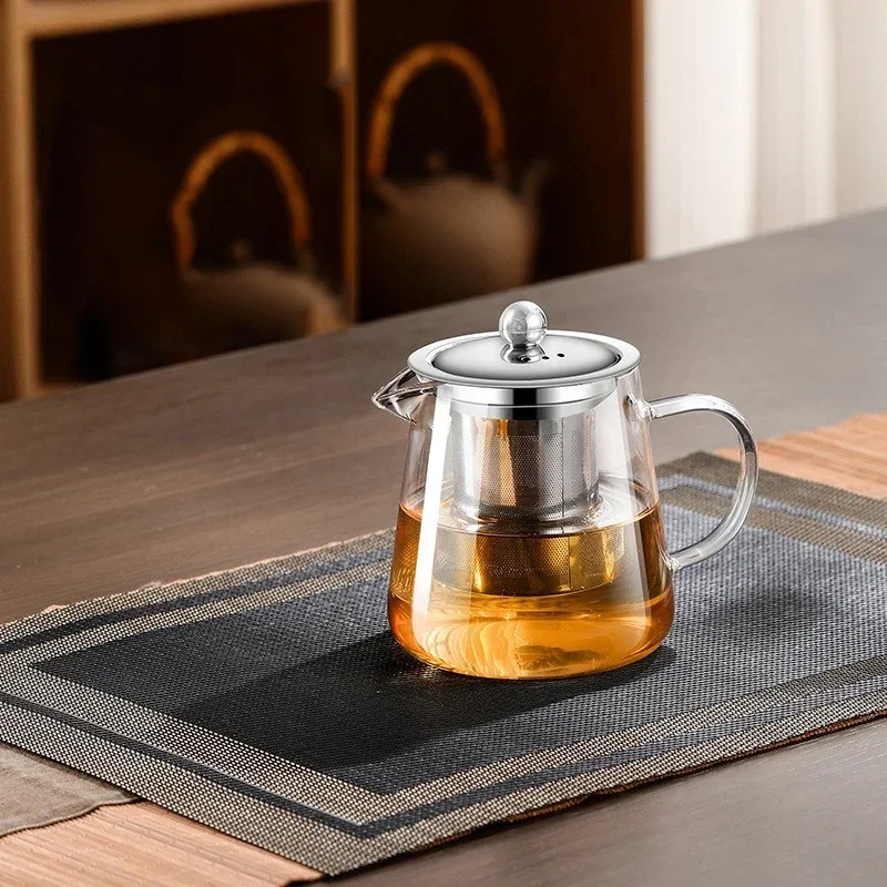 carafe d'eau en verre avec bouchon